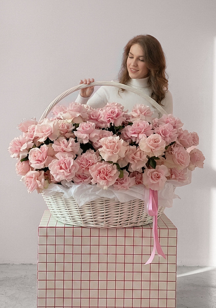 Корзина из 101 французской розы "Пинк Мондиаль"