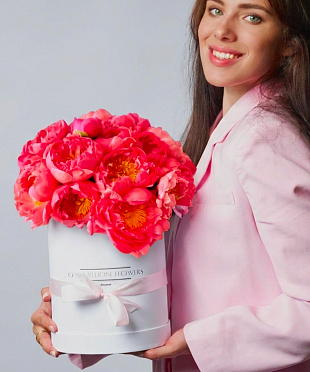 Коробка с пионами "Флейм" White Mini